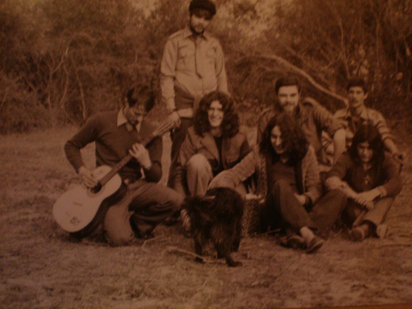 Franco insieme ad alcuni hippies nei boschi liguri
